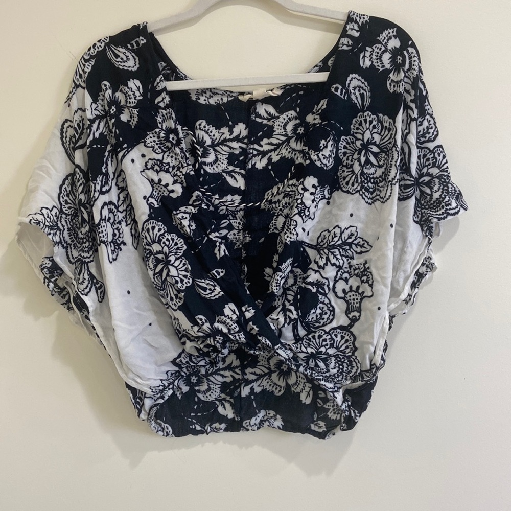 Womens love stitch size medium dressy top, black & white